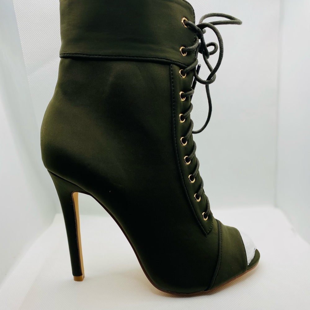 Peep toe bootie